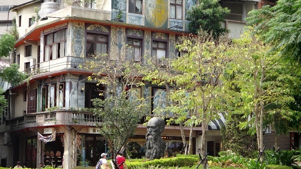 A statue and decorated building in Tamsui/Damsu